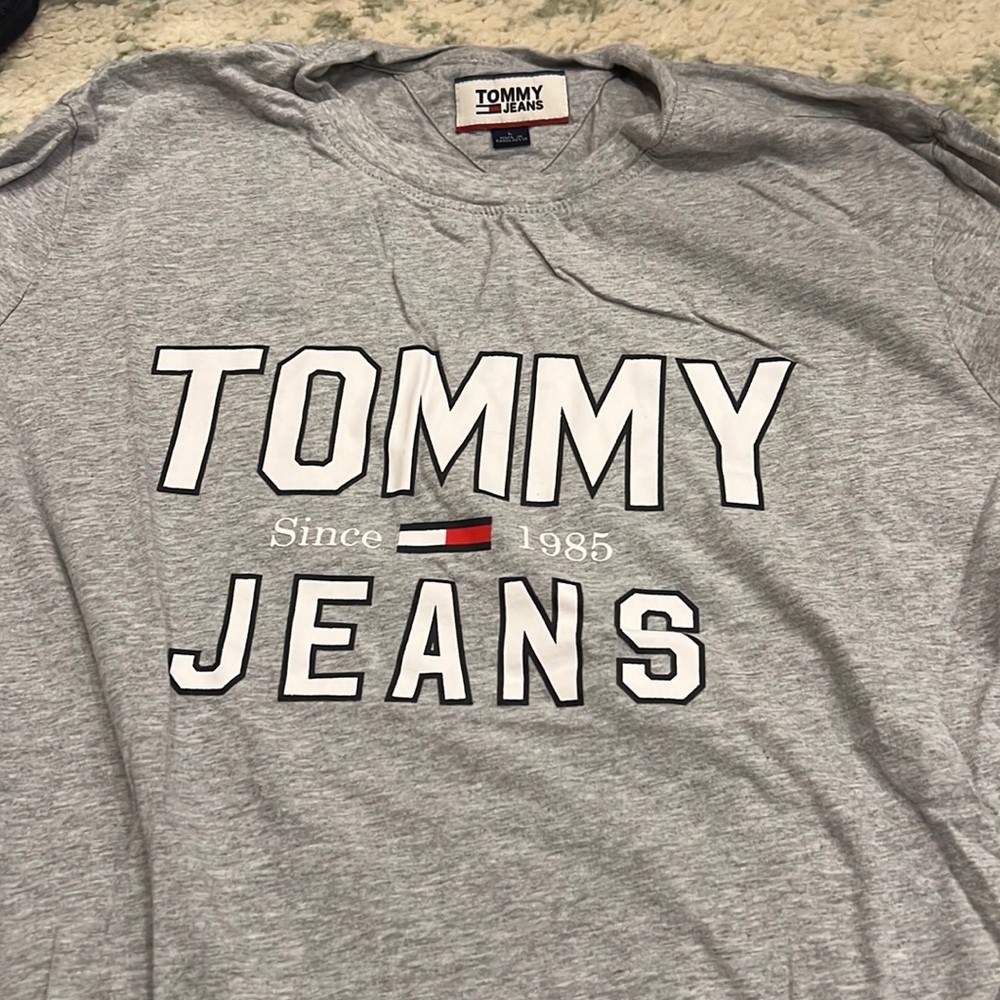 Gray Tommy Jeans tee